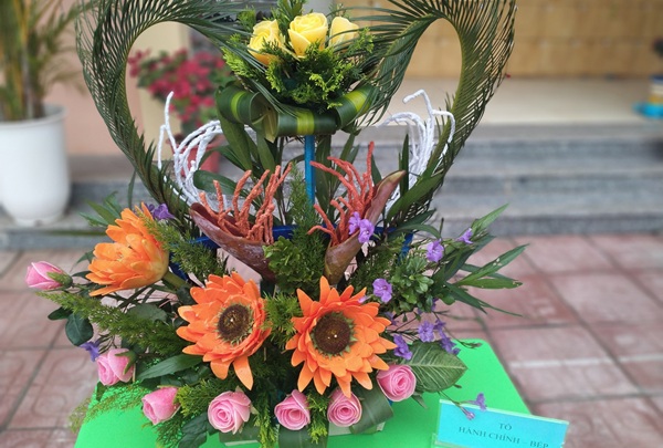 Đoàn trường tổ chức hội thi cắm hoa - Chào mừng ngày Quốc tế Phụ nữ 8-3